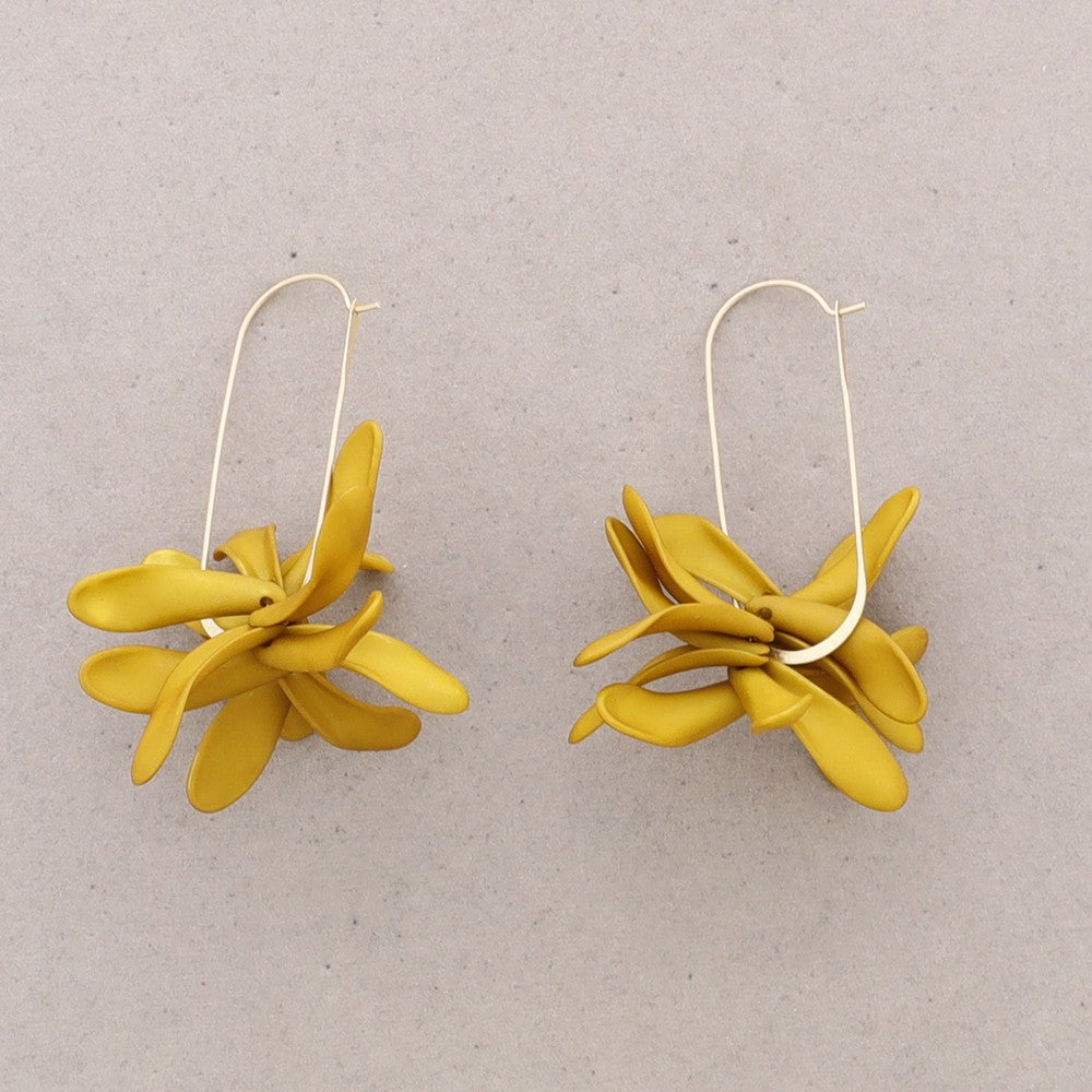 Earrings with petals